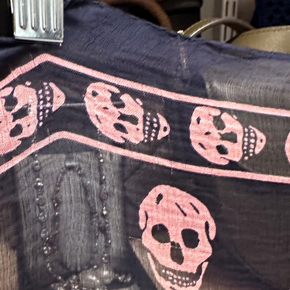 Alexander McQueen Skulls Scarf - Picture 7 of 11